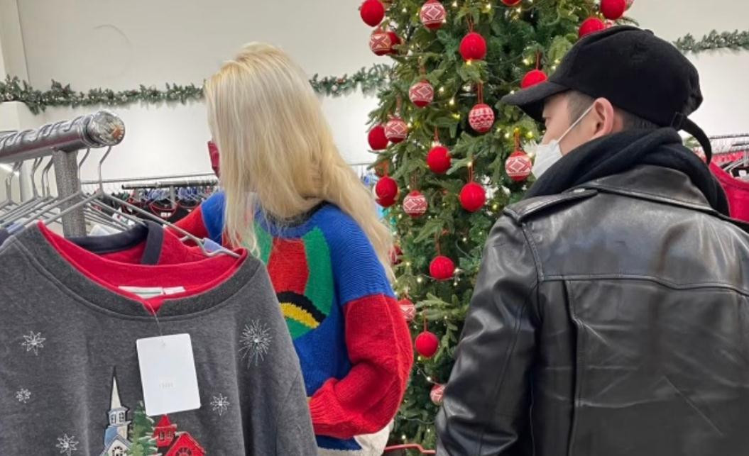 Về phía Somi, cô nàng đang 'ngập chìm' trong những chiếc áo len Giáng sinh đầy màu sắc. Món quà mà 'mỹ nhân lai' muốn gửi tặng đến fan nhân dịp này chính là MV của ca khúc Anymore – đây là bài hát đã nhận được rất nhiều sự ủng hộ trong full album đầu tay XOXO của Somi.