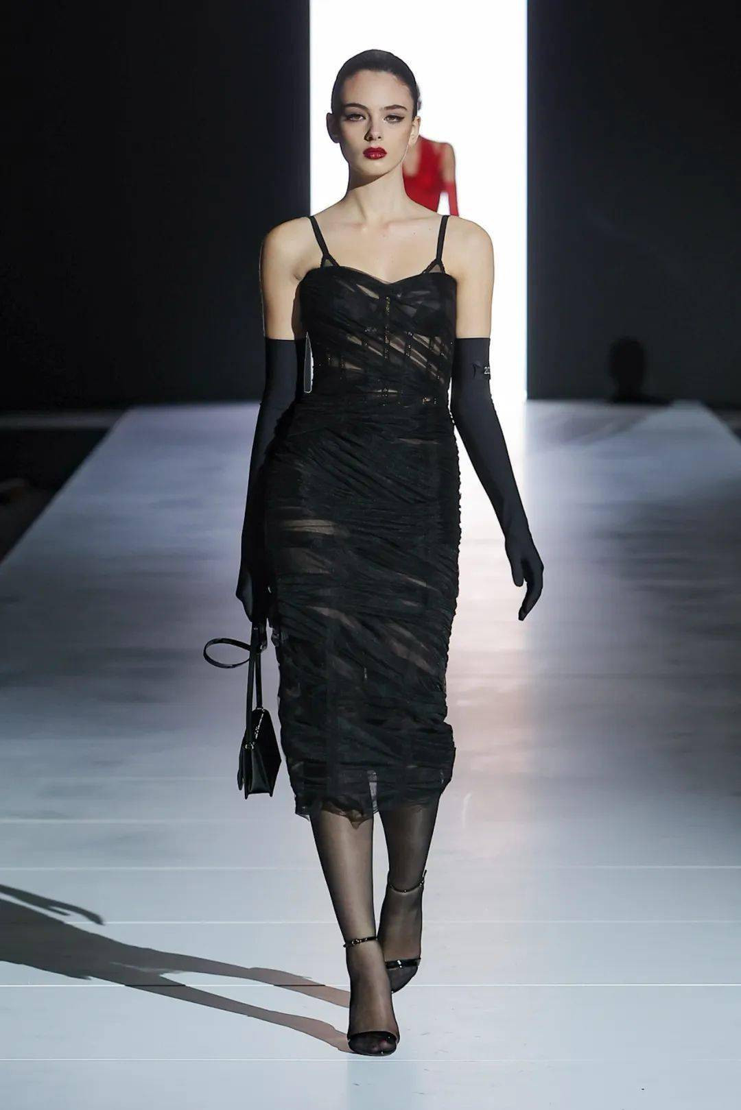 Deva Cassel và những sải bước trên sàn diễn của Tuần lễ thời trang Thu Đông 2023, thu hút sự chú ý đặc biệt của công chúng.