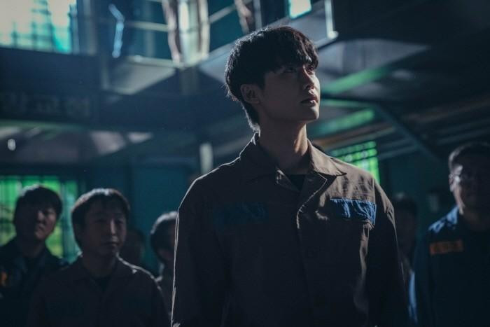 Về việc trở lại trên truyền hình sau 3 năm, Lee Jong Suk cho biết: “Vì đây là tác phẩm mà tôi gặp lại người xem sau một thời gian dài, nên tôi đã chờ đợi với một nửa hào hứng và nửa lo lắng trước khi phát sóng. Tôi chân thành cảm ơn tất cả những người đã ủng hộ Changho cho đến phút cuối cùng. Tôi hy vọng bộ phim đã, đang và mãi là một người bạn cuối tuần cho bạn trong mùa Hè vừa qua, thời điểm ồn ào hơn bao giờ hết do cái nóng oi ả và thời tiết khắc nghiệt”. Về việc trở lại trên truyền hình sau 3 năm, Lee Jong Suk cho biết: “Vì đây là tác phẩm mà tôi gặp lại người xem sau một thời gian dài, nên tôi đã chờ đợi với một nửa hào hứng và nửa lo lắng trước khi phát sóng. Tôi chân thành cảm ơn tất cả những người đã ủng hộ Changho cho đến phút cuối cùng. Tôi hy vọng bộ phim đã, đang và mãi là một người bạn cuối tuần cho bạn trong mùa Hè vừa qua, thời điểm ồn ào hơn bao giờ hết do cái nóng oi ả và thời tiết khắc nghiệt”.