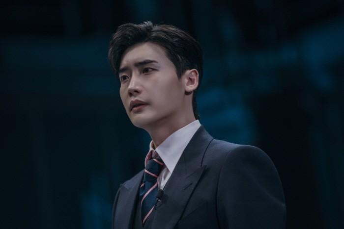 Về màn trình diễn đầy nhiệt huyết của mình trong Big Mouth, Lee Jong Suk chia sẻ: "Tôi nghĩ đó là một tác phẩm thể hiện khía cạnh khác của tôi. Park Chang Ho cũng là một thử thách lớn đối với tôi. Không chỉ đa dạng về thể loại như hành động, melodrama và noir, mà bản thân nhân vật còn có khía cạnh ba chiều từ một luật sư đến một thiên tài, kẻ lừa đảo và một người chồng yêu thương vợ. Tôi đã làm việc và cũng đấu tranh rất nhiều để tạo ra một phiên bản "Big Mouse" Park Chang Ho và đây thực sự là khoảng thời gian đặc biệt đối với tôi ”. Về màn trình diễn đầy nhiệt huyết của mình trong Big Mouth, Lee Jong Suk chia sẻ: "Tôi nghĩ đó là một tác phẩm thể hiện khía cạnh khác của tôi. Park Chang Ho cũng là một thử thách lớn đối với tôi. Không chỉ đa dạng về thể loại như hành động, melodrama và noir, mà bản thân nhân vật còn có khía cạnh ba chiều từ một luật sư đến một thiên tài, kẻ lừa đảo và một người chồng yêu thương vợ. Tôi đã làm việc và cũng đấu tranh rất nhiều để tạo ra một phiên bản "Big Mouse" Park Chang Ho và đây thực sự là khoảng thời gian đặc biệt đối với tôi ”.