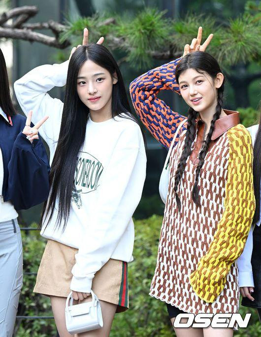 Minji và Daniel của NewJeans trong buổi tổng duyệt Music Bank được tổ chức tại tòa nhà KBS mới ở Yeouido, Seoul vào hôm nay 12/8.