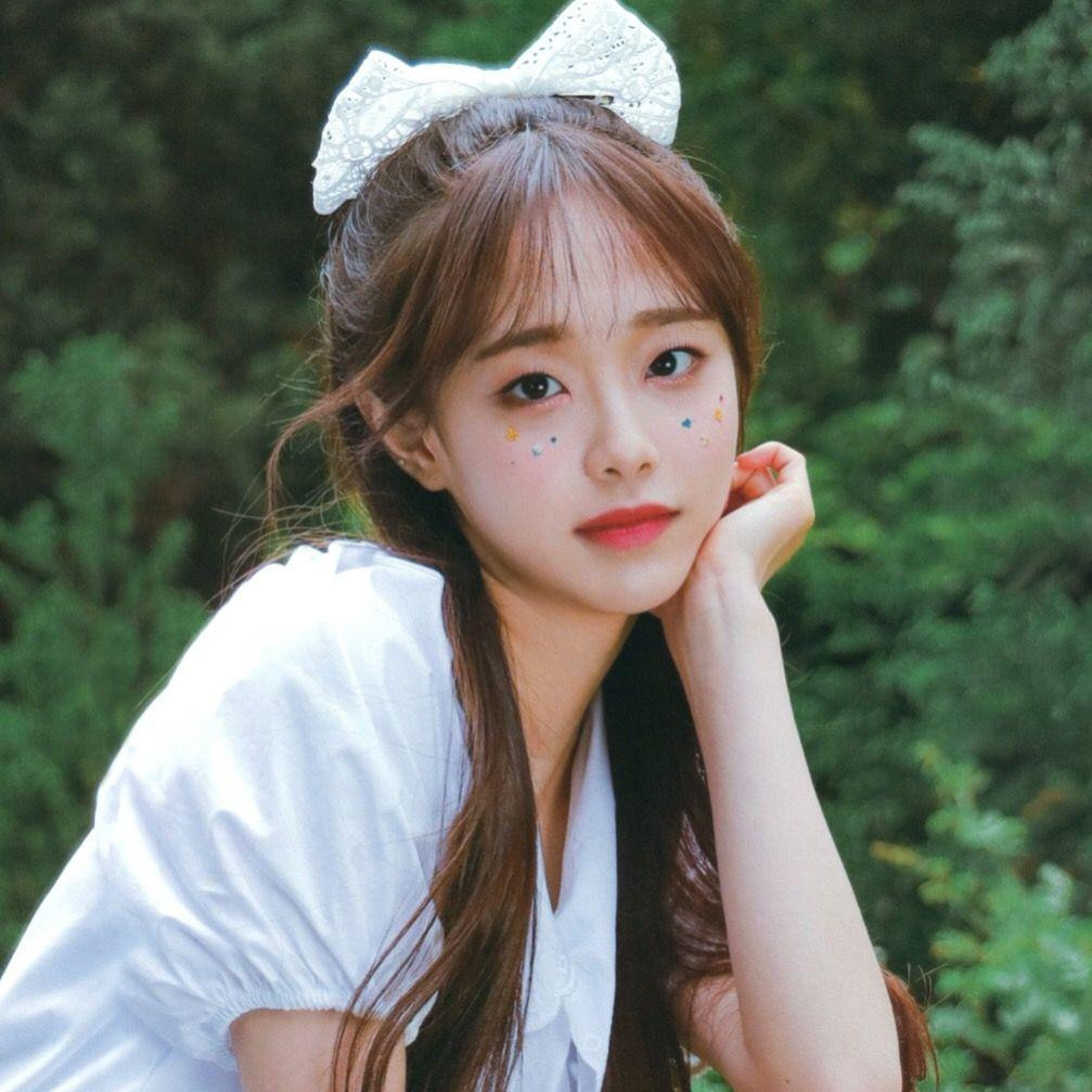 Chuu là một thành viên thuộc nhóm nhạc nữ Loona, ra mắt vào năm 2018. Loona được biết đến là một nhóm nhạc có đội hình vô cùng đồng đều khi thành viên nào cũng sở hữu nhan sắc và tài năng. Từ trước khi ra mắt, Loona đã gây “choáng” vì dự án thành lập nhóm với kinh phí “cực khủng”, đây cũng là một trong những nhóm nhạc vô cùng hiếm hoi nằm ngoài SM Entertainment mà được Chủ tịch SM Lee Soo Man tham gia sản xuất bài hát cho nhóm.