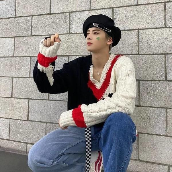 Cha Eun Woo khoe thời trang mũ nồi độc đáo.