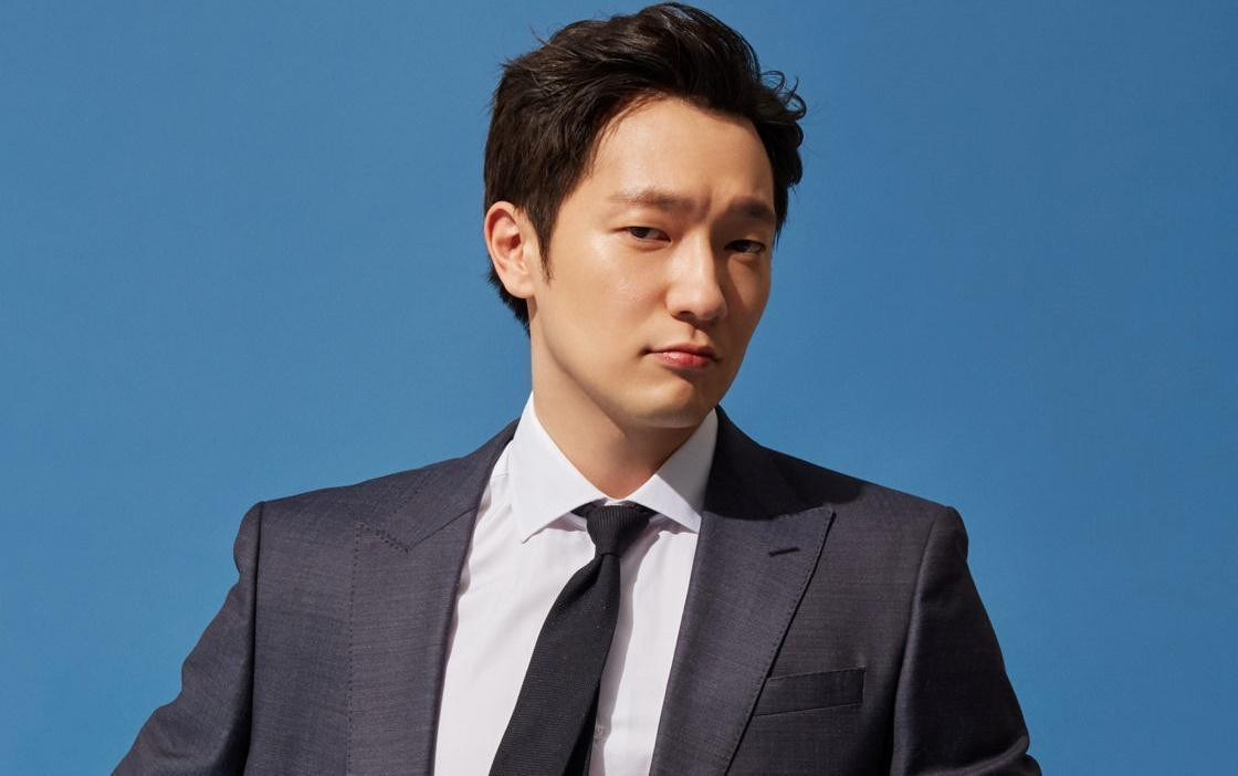 Cuối cùng, Son Seok Gu sẽ vào vai quý ông Gu, một người ngoài quyến rũ và bí ẩn đột nhiên đến thị trấn. Không ai biết anh ta là ai, và sự xuất hiện của anh ta thậm chí còn bí ẩn hơn vì thị trấn của họ được coi là quá nhàm chán đến mức “tất cả mọi người đều muốn rời đi, không ai chuyển đến”. Quý ông Gu, người dường như đã phải trải qua một cú shock lớn, say rượu suốt 365 ngày trong năm và lạc lối trong cuộc sống — cho đến một ngày, Yum Min Jung tiếp cận ông. Cuối cùng, Son Seok Gu sẽ vào vai quý ông Gu, một người ngoài quyến rũ và bí ẩn đột nhiên đến thị trấn. Không ai biết anh ta là ai, và sự xuất hiện của anh ta thậm chí còn bí ẩn hơn vì thị trấn của họ được coi là quá nhàm chán đến mức “tất cả mọi người đều muốn rời đi, không ai chuyển đến”. Quý ông Gu, người dường như đã phải trải qua một cú shock lớn, say rượu suốt 365 ngày trong năm và lạc lối trong cuộc sống — cho đến một ngày, Yum Min Jung tiếp cận ông.