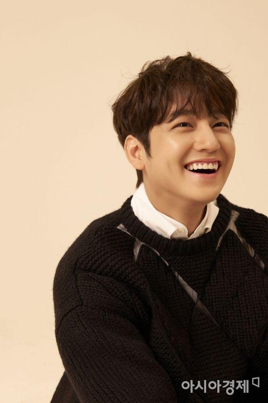 Nam diễn viên sở hữu nụ cười làm 'sáng bừng' khung cảnh xung quanh, 'mảnh ghép' cuối của F4, Kim Bum vẫn đang hoạt động rất tích cực trong các dự án phim khá 'ăn khách' gần đây. Sau Trường Luật (Law School 2021), Kim Bum vừa hoàn thành bộ phim Ghost Doctor (Bác sĩ ma) vào ngày 22 vừa qua. Nam diễn viên sở hữu nụ cười làm 'sáng bừng' khung cảnh xung quanh, 'mảnh ghép' cuối của F4, Kim Bum vẫn đang hoạt động rất tích cực trong các dự án phim khá 'ăn khách' gần đây. Sau Trường Luật (Law School 2021), Kim Bum vừa hoàn thành bộ phim Ghost Doctor (Bác sĩ ma) vào ngày 22 vừa qua.