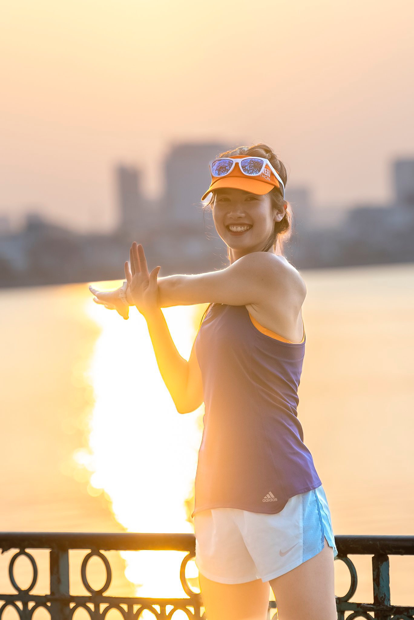 "Cách đây một năm, khi công ty mình đang làm việc có phát động chương trình thiện nguyện mang tên Mỗi bước bạn chạy - thêm một cây xanh , mỗi nhân viên chạy và mỗi km chạy được sẽ tích điểm chuyển thành tiền mặt dùng để mua cây trồng rừng phòng hộ đầu nguồn Tân Giang, Ninh Thuận. Mỗi ngày mình đều cố gắng dậy sớm hơn một tiếng để chạy trung bình 10km, chỉ mong đóng góp càng nhiều cho chương trình thành công rực rỡ. Rồi sau 2 tháng thì thực sự "sa hố" môn chạy bộ lúc nào không hay", Bế Thanh Nhàn chia sẻ.