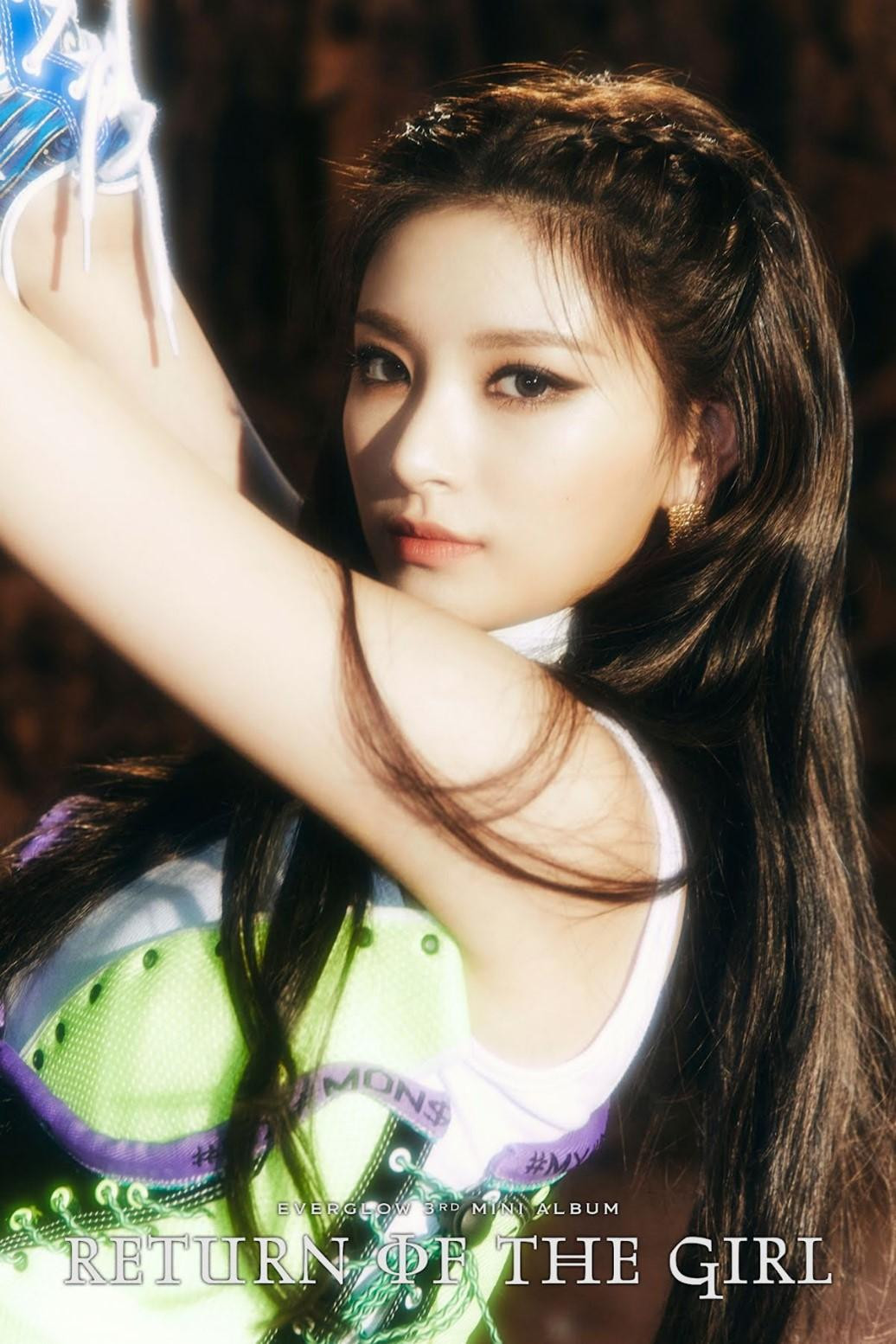 Thành viên Yiren của EVERGLOW diện thiết kế nhái lại.