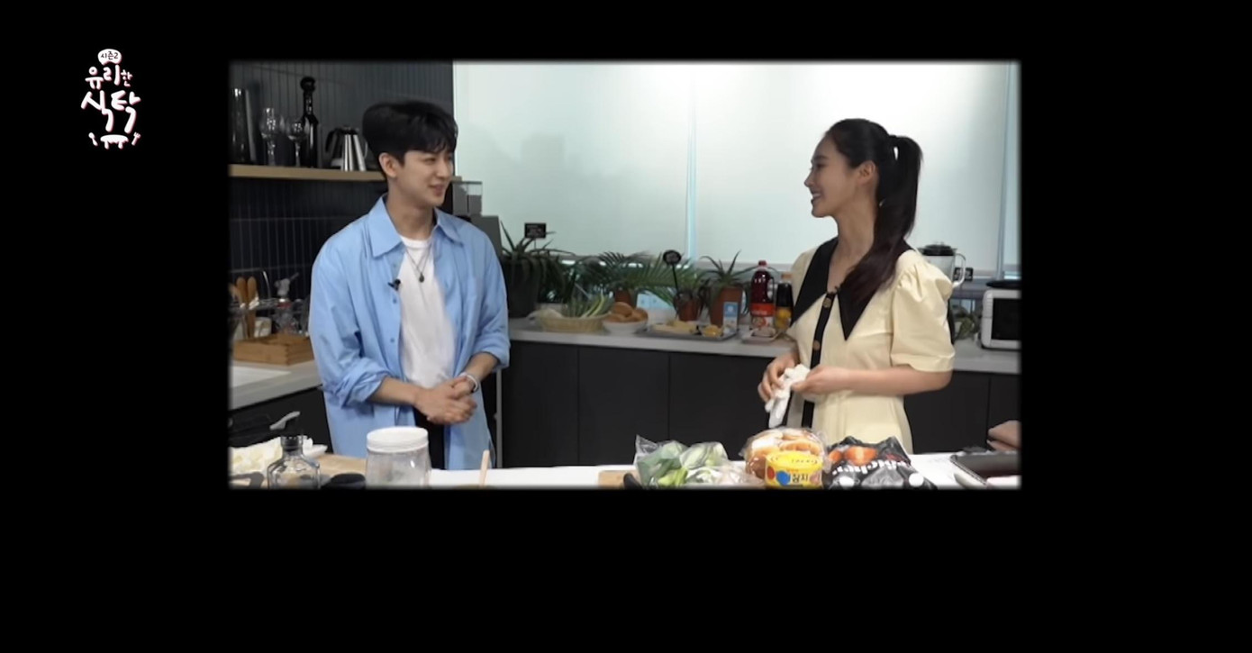 Yun Hyeong thẳng thắn đáp: “Dạ vâng. Quả thật sau khi tham gia chương trình sống còn (Kingdom: Legendary War) iKON không có nhiều lịch trình cho lắm ạ”. Và nam thần tượng đã ghi điểm khi “chữa cháy” cho không khí ngượng ngùng sau câu trả lời của mình: “Nhờ có lời mời của chị Yuri mà em mới được trang điểm để đi quay show đó ạ”.