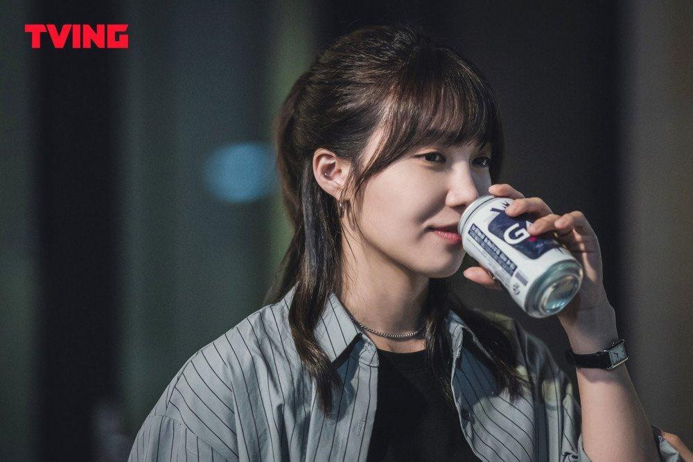 Gương mặt nữ thứ hai và cũng là cuối cùng “vinh dự” góp mặt trong danh sách này là “Giọng ca chính nhà APINK” – Jung Eunji. Một trong những nữ diễn viên đa năng và đa tài nhất khi “cân đẹp” cả ca hát và diễn xuất, Eunji đã mang đến cho khán giả những nhân vật vô cùng sắc sảo trên màn ảnh. Gần đây nhất, cô xuất hiện trong chương trình truyền hình Soo Mi&apos;s Mountain Cabin với vai trò người dẫn chương trình chính. Đối với phim truyền hình, Eunji đã tham gia City Girl Drinkers cùng với Lee Sun Bin, Han Sun Hwa và Choi Siwon. Mọi thông tin về bộ phim bao gồm ngày phát sóng chính thức vẫn còn là “ẩn số”.