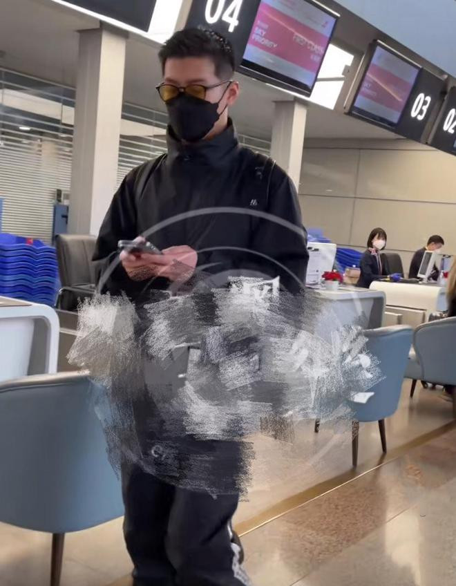 Vào tối ngày 13/4, một số phương tiện truyền thông đã chụp được cảnh nam diễn viên Đậu Kiêu xuất hiện tại sân bay trong trang phục giàn dị để đi Bali. Dù diện trang phục rất giản dị nhưng nhờ dáng người cao ráo, trông nam diễn viên chẳng khác gì siêu mẫu. Trên đường ra máy bay, Đậu Kiêu luôn cúi đầu nghịch điện thoại, không quan tâm đến sự theo dõi của giới truyền thông, cho đến khi phía bên kia nói: &quot;Chúc mừng tân hôn&quot;, anh mới vẫy tay, vẻ mặt có chút nghiêm túc.