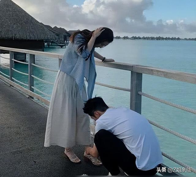 Đậu Kiêu có gia cảnh trung bình so với Hà Siêu Liên, việc họ có thể đến được với nhau có phần đáng ngạc nhiên, nhưng xét từ kinh nghiệm, Hà Siêu Liên hoàn toàn không coi giàu có là tiêu chuẩn đo lường. Mỗi khi cái tên Đậu Kiêu được nhắc đến, Hà Siêu Liên đều khen ngợi hết lời: "Tôi nghĩ, anh ấy là người giỏi nhất. Tôi chưa bao giờ gặp một người tốt và tận tâm như vậy". Khó trách Hà Siêu Liên lại dành cho anh ấy nhiều lời khen ngợi đến như vậy, bởi Đậu Kiêu là một 'cực phẩm nam nhi' khó có thể 'mua' được.