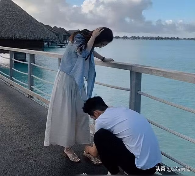 Đậu Kiêu có gia cảnh trung bình so với Hà Siêu Liên, việc họ có thể đến được với nhau có phần đáng ngạc nhiên, nhưng xét từ kinh nghiệm, Hà Siêu Liên hoàn toàn không coi giàu có là tiêu chuẩn đo lường. Mỗi khi cái tên Đậu Kiêu được nhắc đến, Hà Siêu Liên đều khen ngợi hết lời: "Tôi nghĩ, anh ấy là người giỏi nhất. Tôi chưa bao giờ gặp một người tốt và tận tâm như vậy". Khó trách Hà Siêu Liên lại dành cho anh ấy nhiều lời khen ngợi đến như vậy, bởi Đậu Kiêu là một 'cực phẩm nam nhi' khó có thể 'mua' được.