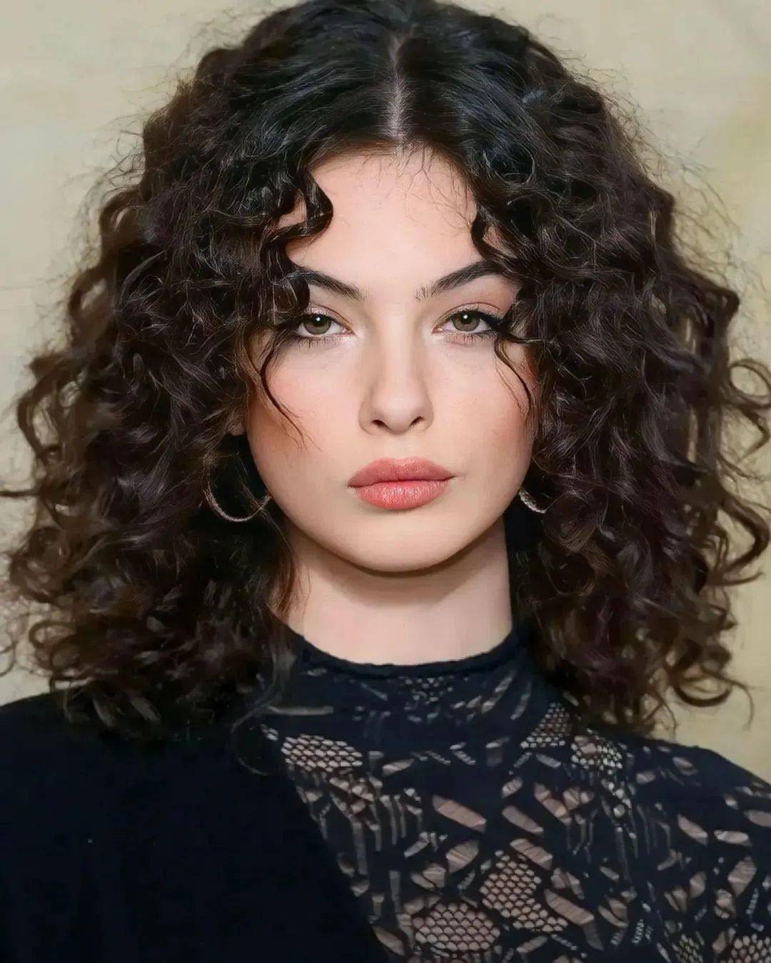 Nhắc đến &apos;mỹ nhân&apos; Ý thì luôn có bốn người: Monica Bellucci, Brooke Shields, nữ thần Cristiana Réali và siêu mẫu Vittoria Ceretti. Tuy họ không phải tất cả là người Ý, nhưng khi mọi người tìm kiếm vẻ đẹp Ý, phong cách Ý... thì sẽ thấy toát lên mạnh mẽ từ họ. Cách trang điểm và trang phục hàng ngày của Deva cũng đậm chất Ý giống như các &apos;mỹ nhân&apos; thế hệ thứ nhất kể trên, với vẻ đẹp mạnh mẽ không thể bỏ qua. Ngoài việc sở hữu vẻ đẹp &apos;nữ thần&apos; đầy khí chất, không khó để phát hiện ra những phong cách trang điểm rất giống nhau giữa những người đẹp Ý này, chẳng hạn như mái tóc xoăn dày và buông xõa, đôi môi đỏ mọng gợi cảm, trang điểm ba chiều đậm nét.