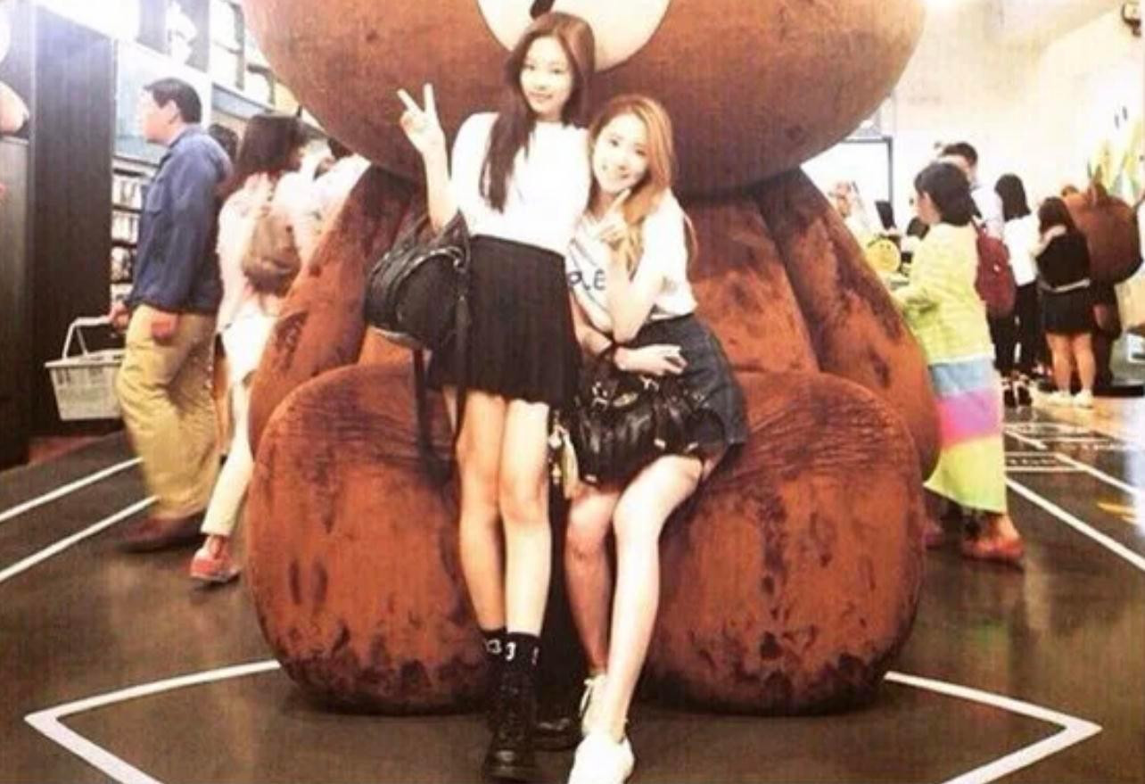 Jennie toát ra khí chất của một ngưởi nổi tiếng từ khi còn là thực tập sinh. Jennie toát ra khí chất của một ngưởi nổi tiếng từ khi còn là thực tập sinh.