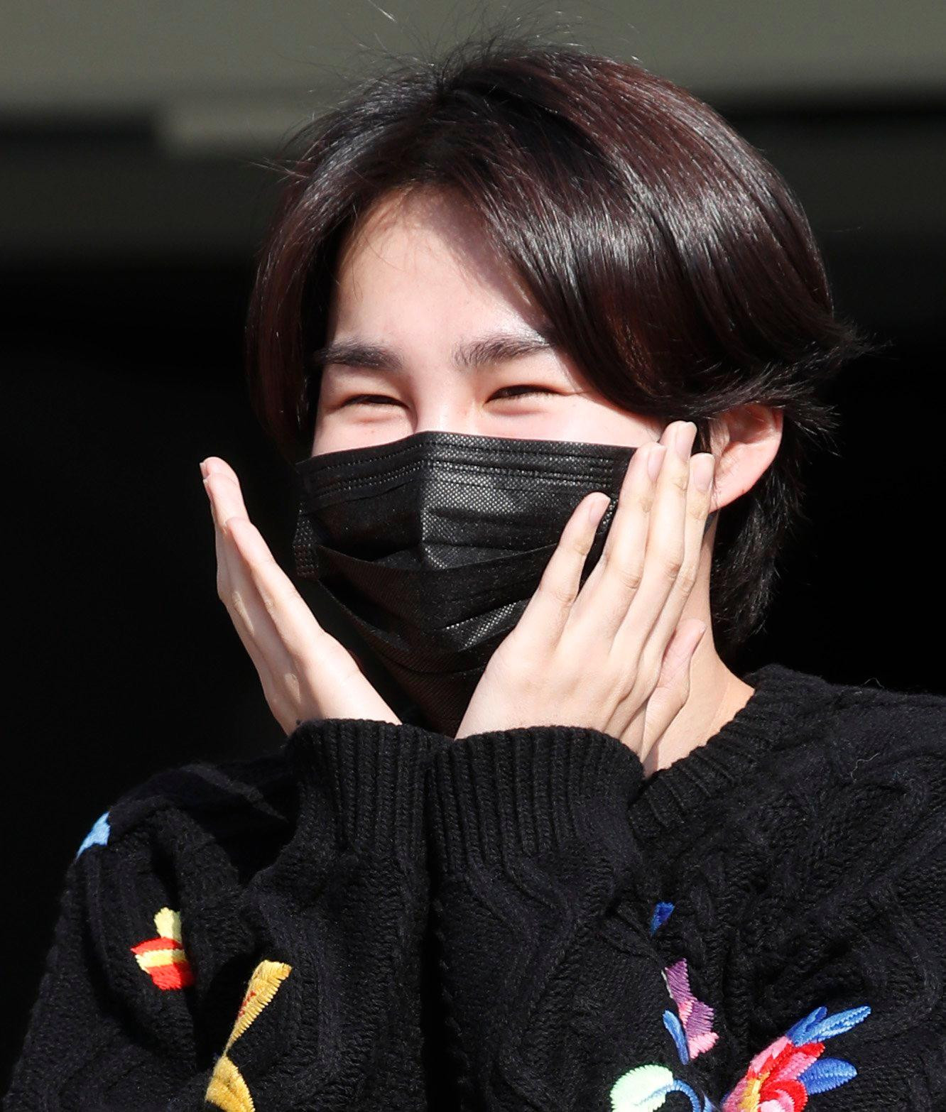 Kim Hee-Jae, nam nghệ sĩ đứng đầu trong &apos;Mr. Trot&apos; cũng bị nhiễm COVID-19 sau khi quay chương trình giải trí trên TV Chosun &apos;Mulberry School&apos; cùng với Park Tae-Hwan và Mo Tae-Beom.