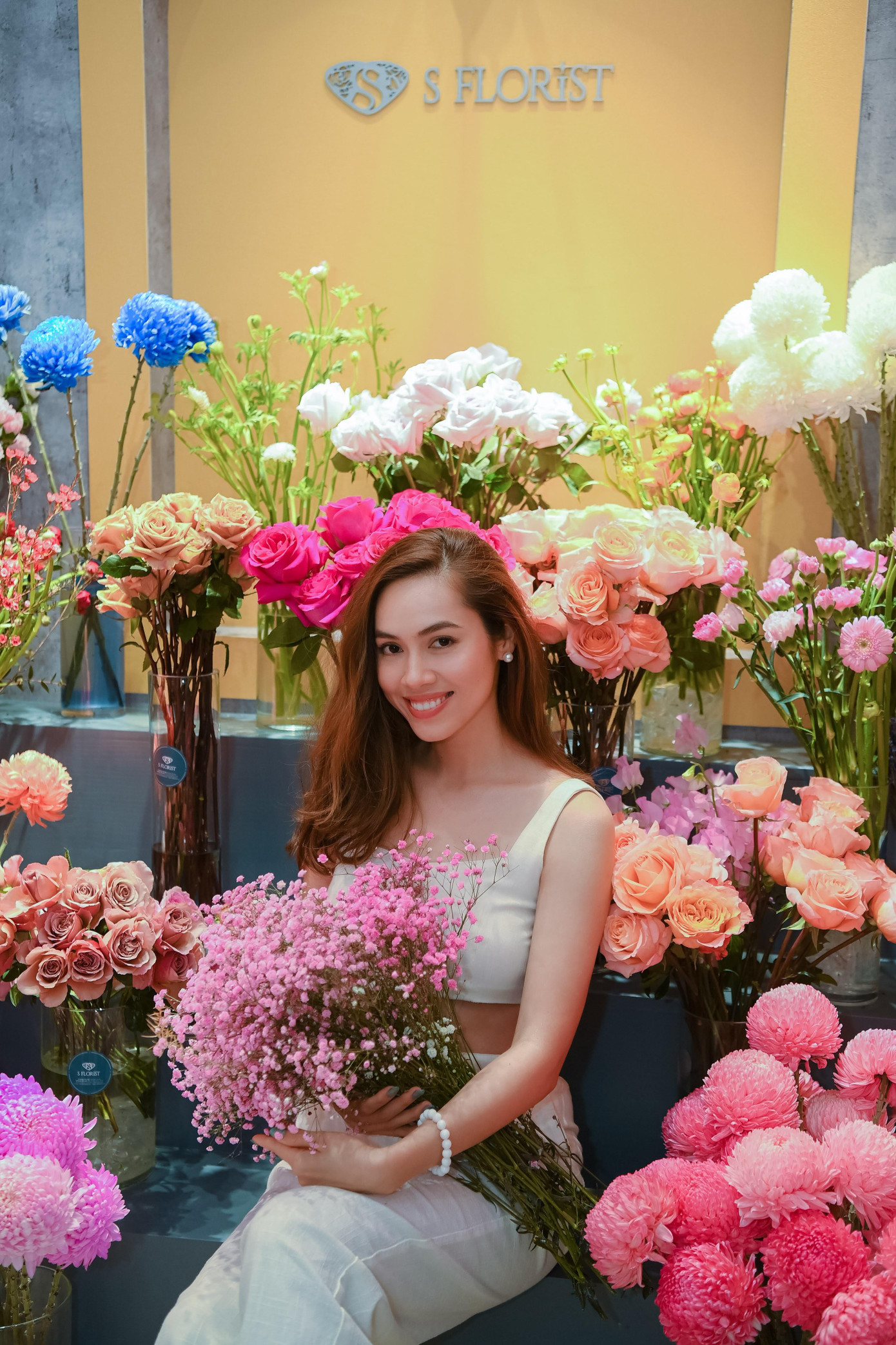 Á hậu Hoàng My lại khoe vẻ 'tinh khôi' dịu dàng 'nàng thơ' bên hoa. Á hậu Hoàng My lại khoe vẻ 'tinh khôi' dịu dàng 'nàng thơ' bên hoa.