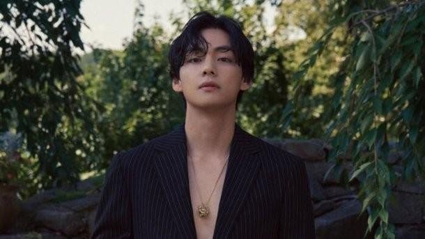 V đã tiết lộ những suy nghĩ chân thành của mình ở thời điểm hiện tại vào ngày 19/9 trong cuộc phỏng vấn bên lề buổi chụp hình cho Vogue Korea: "Thật là nặng nề, nhưng tôi không hối hận vì hành động của mình... Tôi trân trọng mối quan hệ".