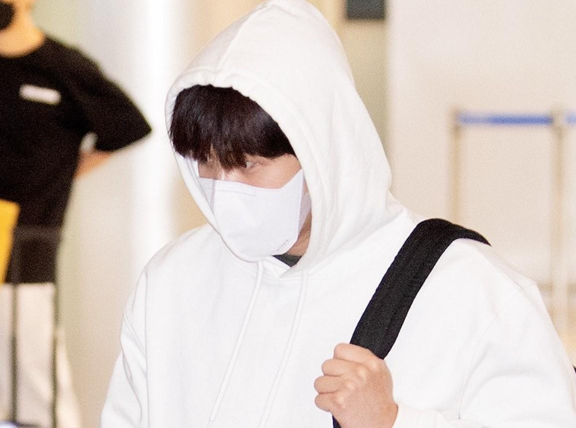 Nam diễn viên xuất hiện giản dị cùng chiếc áo hoodie trắng.