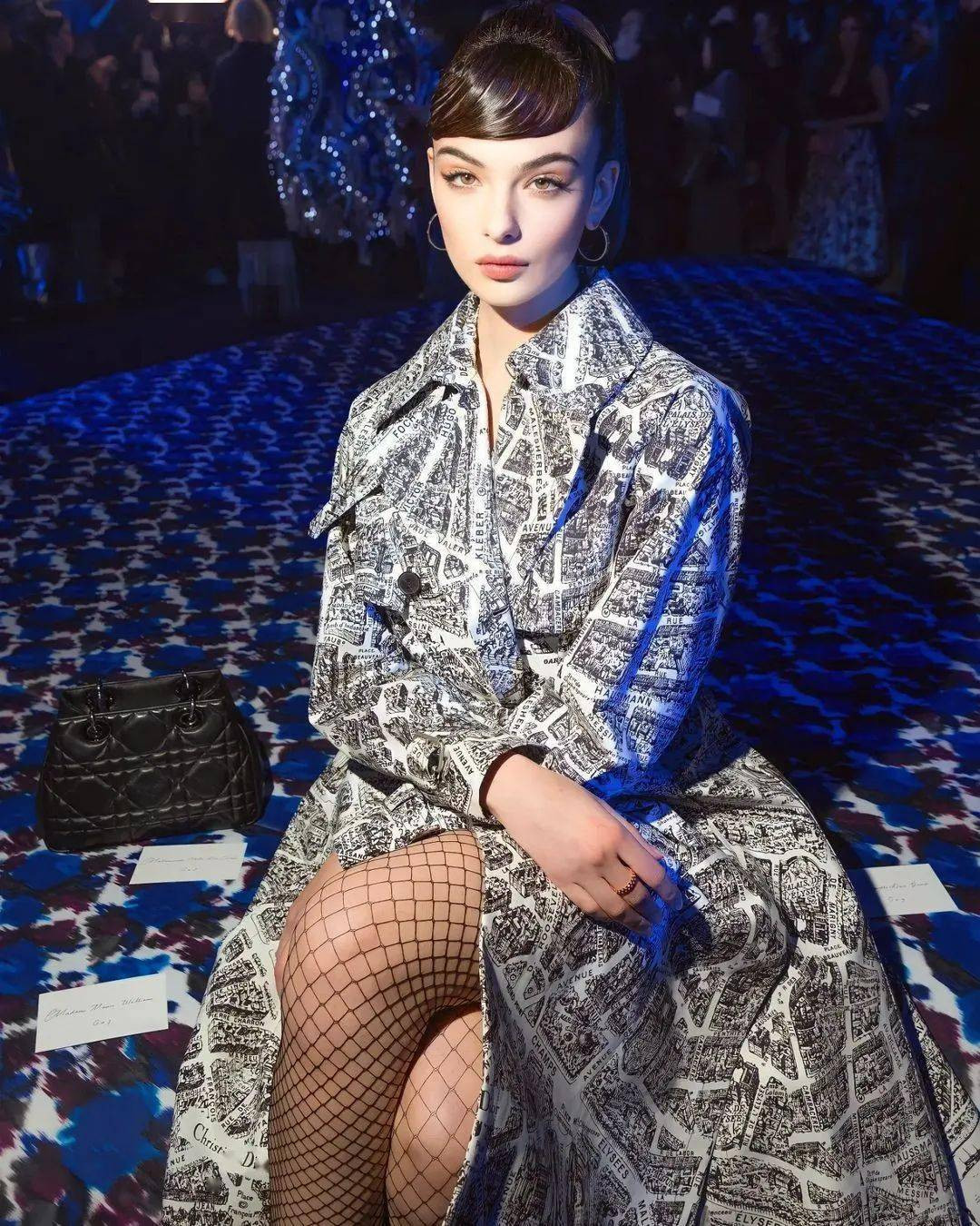 Deva tại buổi trình diễn Dior tại Tuần lễ thời trang Paris năm 2023. Cô ấy chỉ mặc độc một chiếc áo gió in hình họa tiết báo, với phần tóc mái bằng cổ điển và lông mày hiện đại cũng đủ để &apos;hút hồn&apos; người đối diện, giống như một cô gái bước ra từ trong tranh.