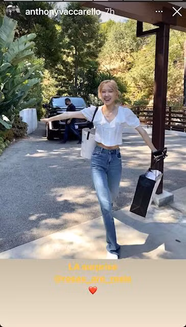 Câu trả lời đã được Anthony Vaccarello – Giám đốc Sáng tạo của YSL tiết lộ trên Instagram cá nhân. Rosé đã đến thăm em bé mới sinh của Anthony Vaccarello, điều này lý giải vì sao cô nàng lại có mặt ở cửa hiệu đồ trẻ em và Rosé đang là đại sứ toàn cầu cho thương hiệu YSL vậy nên cô nàng đến thăm Anthony Vaccarello một cách thân thiết cũng là điều dễ hiểu.