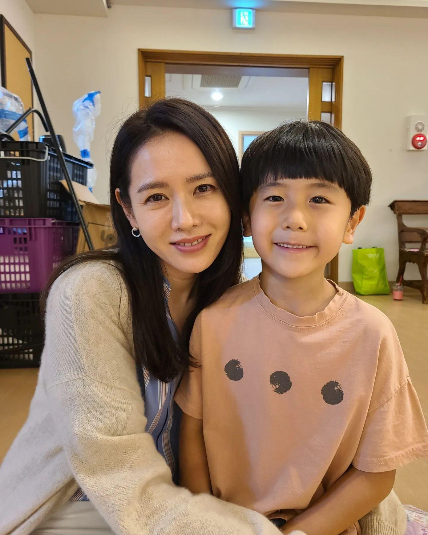 Diễn viên nhí Park Jae-joon trong phim Thirty-Nine và 'Mẹ kế' Son Ye Jin. Diễn viên nhí Park Jae-joon trong phim Thirty-Nine và 'Mẹ kế' Son Ye Jin.