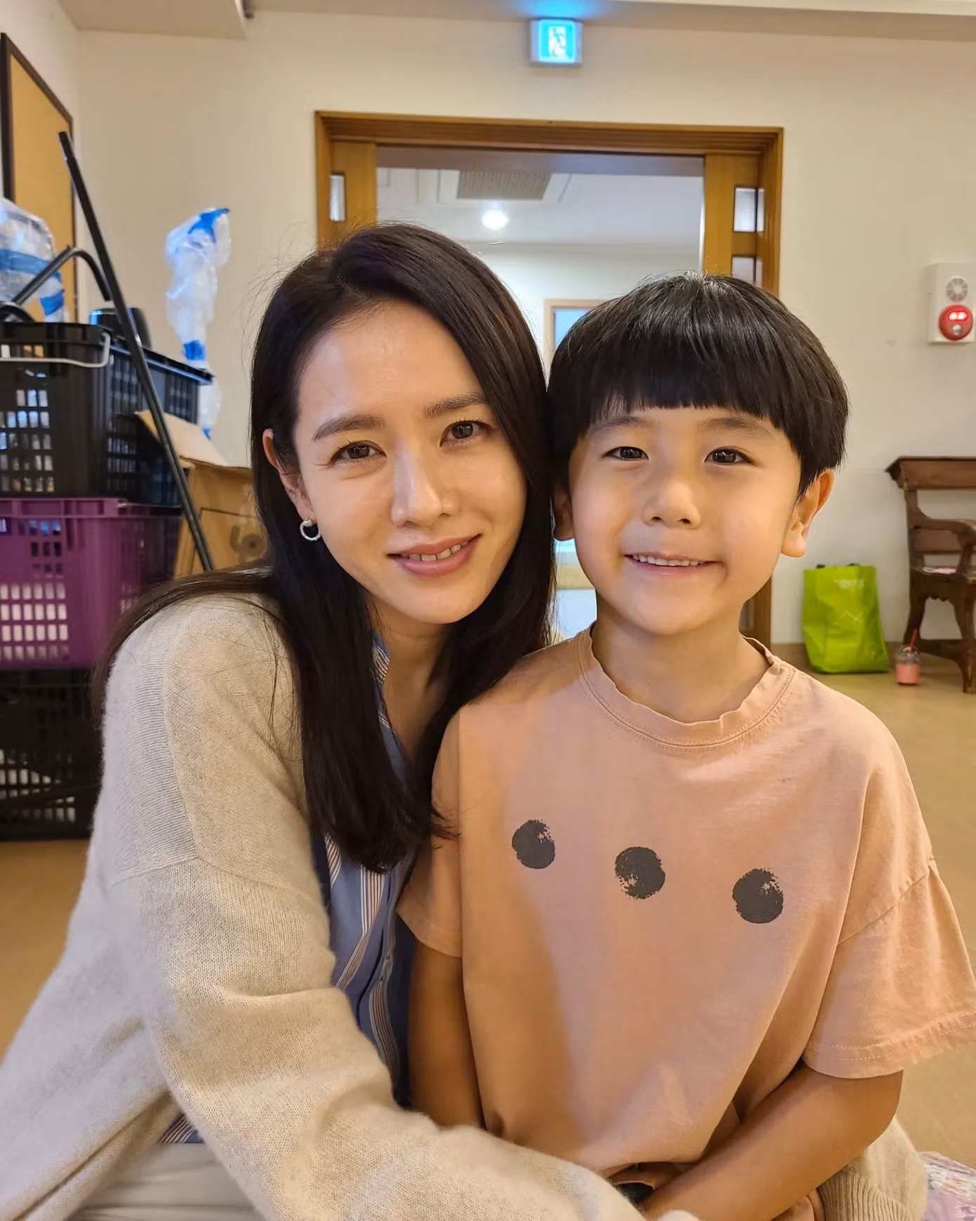 Diễn viên nhí Park Jae-joon trong phim Thirty-Nine và 'Mẹ kế' Son Ye Jin.