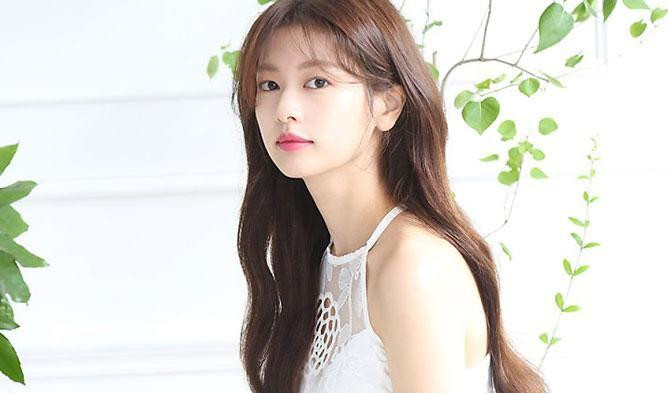 Jung So Min dành những lời khen có cánh cho bạn diễn: “Kim Ji Suk là một diễn viên luôn quan tâm đến người khác và luôn đặt người khác lên trên mong muốn của bản thân mình. Tôi thực sự ấn tượng về cách anh ấy luôn cố gắng và hoàn thiện. Mặc dù đây là lần đầu tiên chúng tôi làm việc cùng nhau sau một khoảng thời gian dài nhưng tôi cảm thấy rất thoải mái và dễ chịu”. Jung So Min là một trong những diễn viên nữ có thực lực tại Hàn Quốc. Cô từng “gây sốt” khi có chuyện tình “phim giả tình thật” với nam thần tượng Lee Joon nhưng cả 2 đã “đường ai nấy đi” sau 3 năm công khai hẹn hò vào 2020. Jung So Min dành những lời khen có cánh cho bạn diễn: “Kim Ji Suk là một diễn viên luôn quan tâm đến người khác và luôn đặt người khác lên trên mong muốn của bản thân mình. Tôi thực sự ấn tượng về cách anh ấy luôn cố gắng và hoàn thiện. Mặc dù đây là lần đầu tiên chúng tôi làm việc cùng nhau sau một khoảng thời gian dài nhưng tôi cảm thấy rất thoải mái và dễ chịu”. Jung So Min là một trong những diễn viên nữ có thực lực tại Hàn Quốc. Cô từng “gây sốt” khi có chuyện tình “phim giả tình thật” với nam thần tượng Lee Joon nhưng cả 2 đã “đường ai nấy đi” sau 3 năm công khai hẹn hò vào 2020.