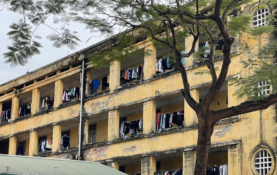 Ký túc xá của trường ĐH Bách khoa Hà Nội dù trong mùa dịch vẫn luôn đông đúc sinh viên ở lại 'giữ chỗ'. Ký túc xá của trường ĐH Bách khoa Hà Nội dù trong mùa dịch vẫn luôn đông đúc sinh viên ở lại 'giữ chỗ'.