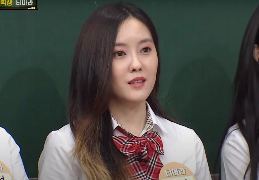 Hyomin còn bật mí cách thức hài hước mà nhóm đã sử dụng để quyết định cô nàng nào là người may mắn được đi hẹn hò hôm đó: “Vì không có chỗ gặp nhau nên bọn em thường gặp gỡ và nói chuyện khoảng 30 phút trên sân thượng ký túc xá. Nếu hôm nào mà các thành viên bị trùng lịch hẹn hò thì sẽ quyết định bằng cách chơi oẳn tù xì”. Hyomin còn bật mí cách thức hài hước mà nhóm đã sử dụng để quyết định cô nàng nào là người may mắn được đi hẹn hò hôm đó: “Vì không có chỗ gặp nhau nên bọn em thường gặp gỡ và nói chuyện khoảng 30 phút trên sân thượng ký túc xá. Nếu hôm nào mà các thành viên bị trùng lịch hẹn hò thì sẽ quyết định bằng cách chơi oẳn tù xì”.