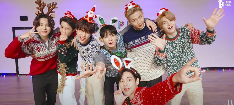 Và cuối cùng, không thể thiếu sự góp mặt của BTS. Cả nhóm đã cùng ghi hình video vũ đạo cho 'siêu hit' Butter với phiên bản lễ hội. Video có sự tham gia của cả 7 thành viên và tất cả đều diện những phụ kiện Giáng sinh vô cùng đáng yêu, khác hẳn với hình ảnh 'cực ngầu' thường thấy. Trước Giáng sinh, thành viên Suga không may đã có kết quả dương tính với COVID-19. Nhưng nam thần tượng đã hoàn thành đủ 2 mũi vaccine và hiện sức khỏe vẫn trong trạng thái ổn định. Người hâm mộ trên toàn thế giới cũng gửi những lời nhắn nhủ tới Suga, mong nam Rapper chuyên tâm nghỉ ngơi và điều trị, mau chóng hồi phục.