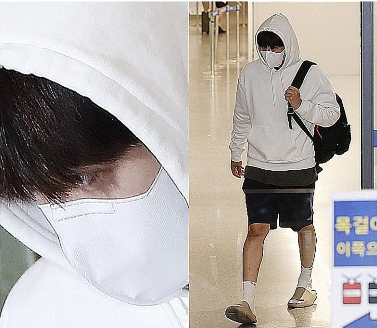 Kim Seon Ho liên tục cúi đầu tránh ống kính máy ảnh. Mặc dù đội mũ trùm đầu và bịt khẩu trang trắng nhưng Kim Seon-ho vẫn cúi đầu như thể vẫn còn gánh nặng và nhanh chóng di chuyển đến chiếc xe đã chuẩn bị sẵn.