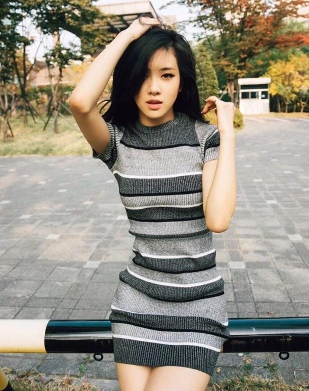 Nổi tiếng với vòng eo con kiến “vô thực” nhưng vòng eo của Rosé từ khi còn là thực tập sinh thậm chí còn bé hơn rất nhiều. Nổi tiếng với vòng eo con kiến “vô thực” nhưng vòng eo của Rosé từ khi còn là thực tập sinh thậm chí còn bé hơn rất nhiều.