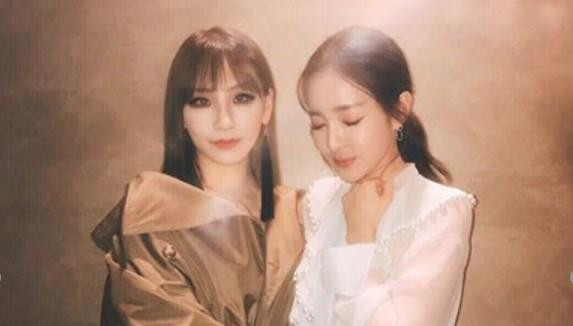 Sau đó, Park Bom rời YG, chỉ còn CL và Dara ở lại.