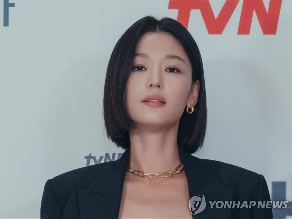 Jun Ji Hyun vừa quyên góp 100 triệu won (khoảng gần 2 tỷ đồng) để khắc phục thiệt hại ở bờ biển phía Đông Gangwon và Gyeongbuk, nơi bị thiệt hại do cháy rừng. Vào năm 2020, Jun Ji Hyun cũng đã quyên góp 100 triệu won (khoảng gần 2 tỷ đồng) cho Hope Bridge để vượt qua cuộc khủng hoảng COVID-19.