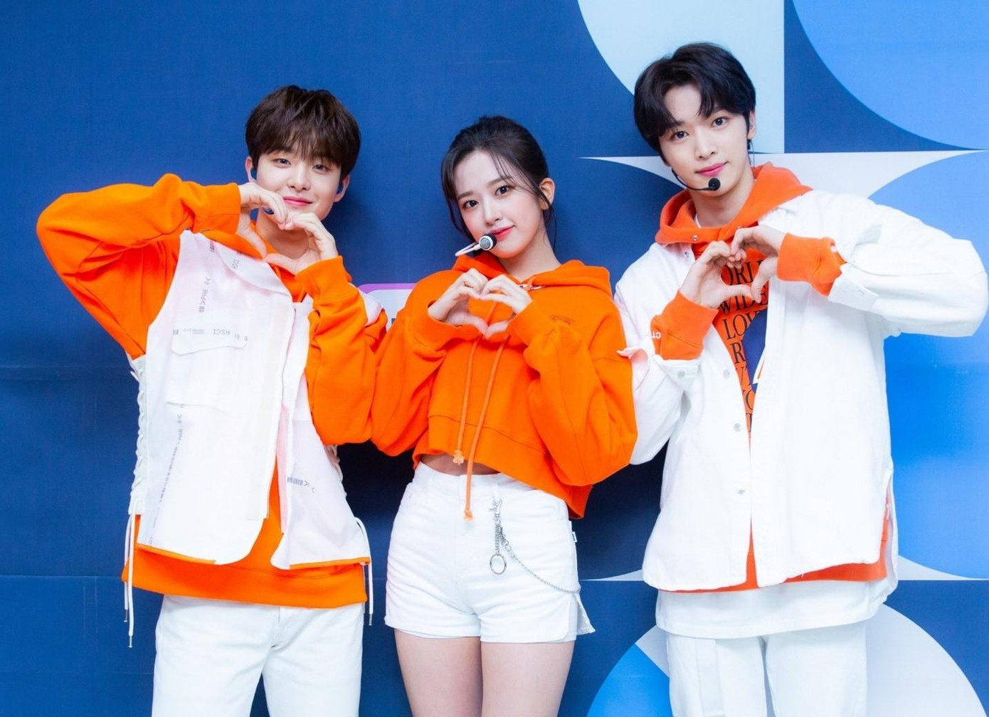 Bộ ba MC Jihoon, Ahn Yujin và Sungchan. Bộ ba MC Jihoon, Ahn Yujin và Sungchan.