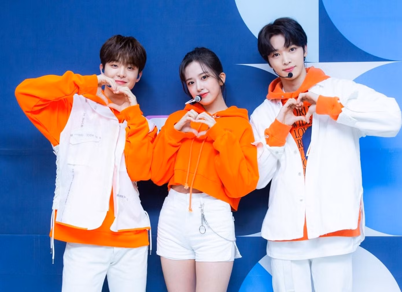 Bộ ba MC Jihoon, Ahn Yujin và Sungchan.