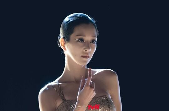 Sự trở lại của Seo Ye-Ji trong Eve trở thành đề tài 'nóng' nhờ cảnh 'giường chiếu' chứ không phải khả năng diễn xuất. Sự trở lại của Seo Ye-Ji trong Eve trở thành đề tài 'nóng' nhờ cảnh 'giường chiếu' chứ không phải khả năng diễn xuất.