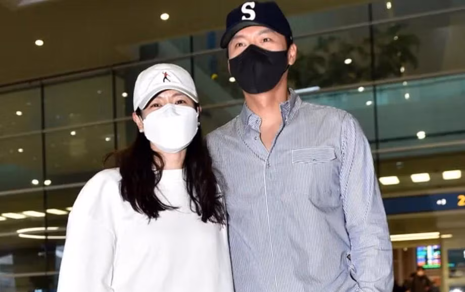 Son Ye Jin đã khiến cư dân mạng nghi ngờ ngay sau khi trở về từ chuyến trăng mật từ Mỹ. Son Ye Jin đã khiến cư dân mạng nghi ngờ ngay sau khi trở về từ chuyến trăng mật từ Mỹ.