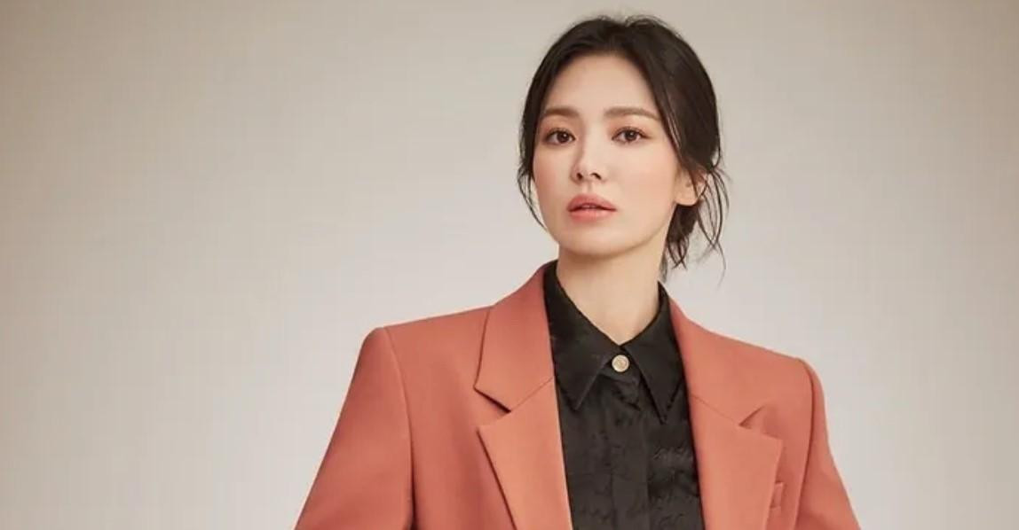 Song Hye Kyo chắc chắn là một trong những ngôi sao hàng đầu, đã góp phần vào sự phát triển của làn sóng Hallyu. Song Hye Kyo chắc chắn là một trong những ngôi sao hàng đầu, đã góp phần vào sự phát triển của làn sóng Hallyu.