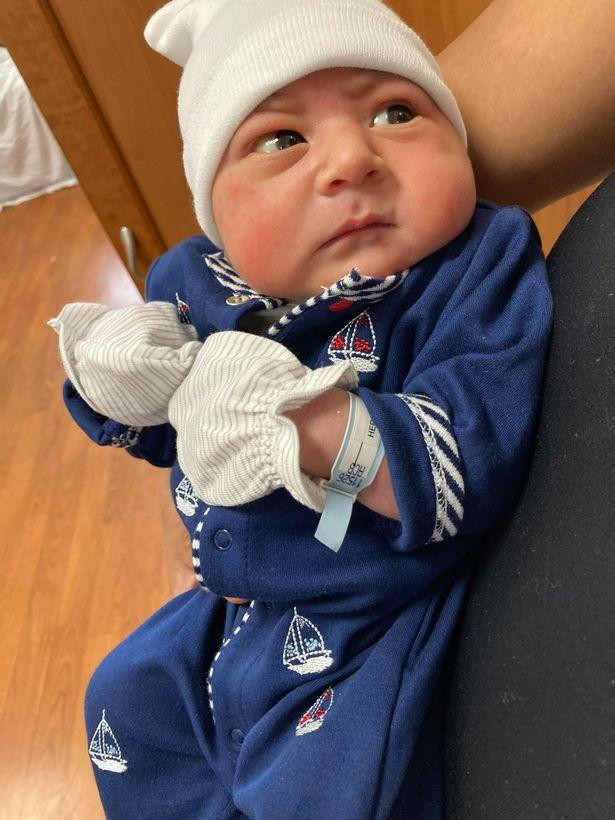 Thành viên thứ 18 của gia đình, cậu bé thứ 16, Clayton chào đời nặng 8lbs và 4 ounce (khoảng 3,7kg) sau lần mang thai dài nhất của Patty. Thành viên thứ 18 của gia đình, cậu bé thứ 16, Clayton chào đời nặng 8lbs và 4 ounce (khoảng 3,7kg) sau lần mang thai dài nhất của Patty.