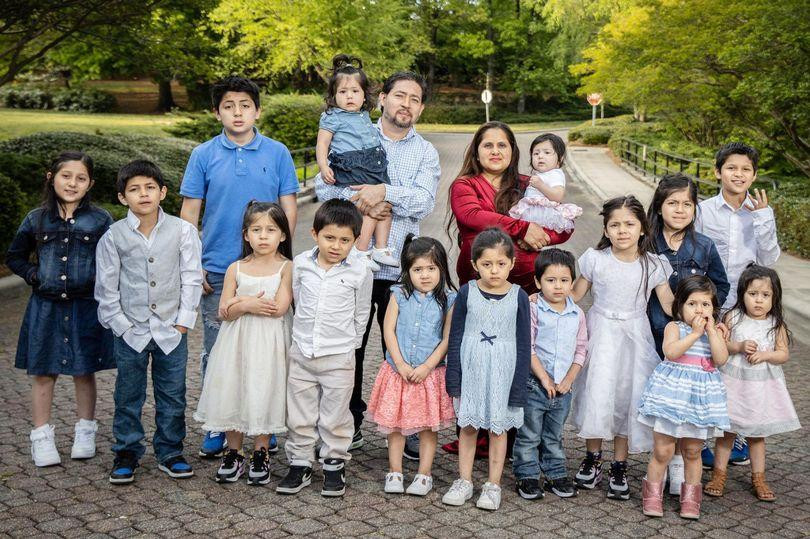 Gia đình 'khổng lồ' 17 thành viên, 2 bố mẹ và 15 đứa con của Patty Hernandez đang chuẩn bị chào đón thành viên thứ 18 Clayton cũng có tên bắt đầu bằng chữ C giống anh chị mình. Gia đình 'khổng lồ' 17 thành viên, 2 bố mẹ và 15 đứa con của Patty Hernandez đang chuẩn bị chào đón thành viên thứ 18 Clayton cũng có tên bắt đầu bằng chữ C giống anh chị mình.