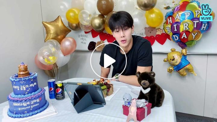 Trang trí sinh nhật của các thành viên MONSTA X đơn giản hơn rất nhiều nhưng vẫn có đầy đủ bóng bay cũng như bánh sinh nhật độc đáo. Trang trí sinh nhật của các thành viên MONSTA X đơn giản hơn rất nhiều nhưng vẫn có đầy đủ bóng bay cũng như bánh sinh nhật độc đáo.