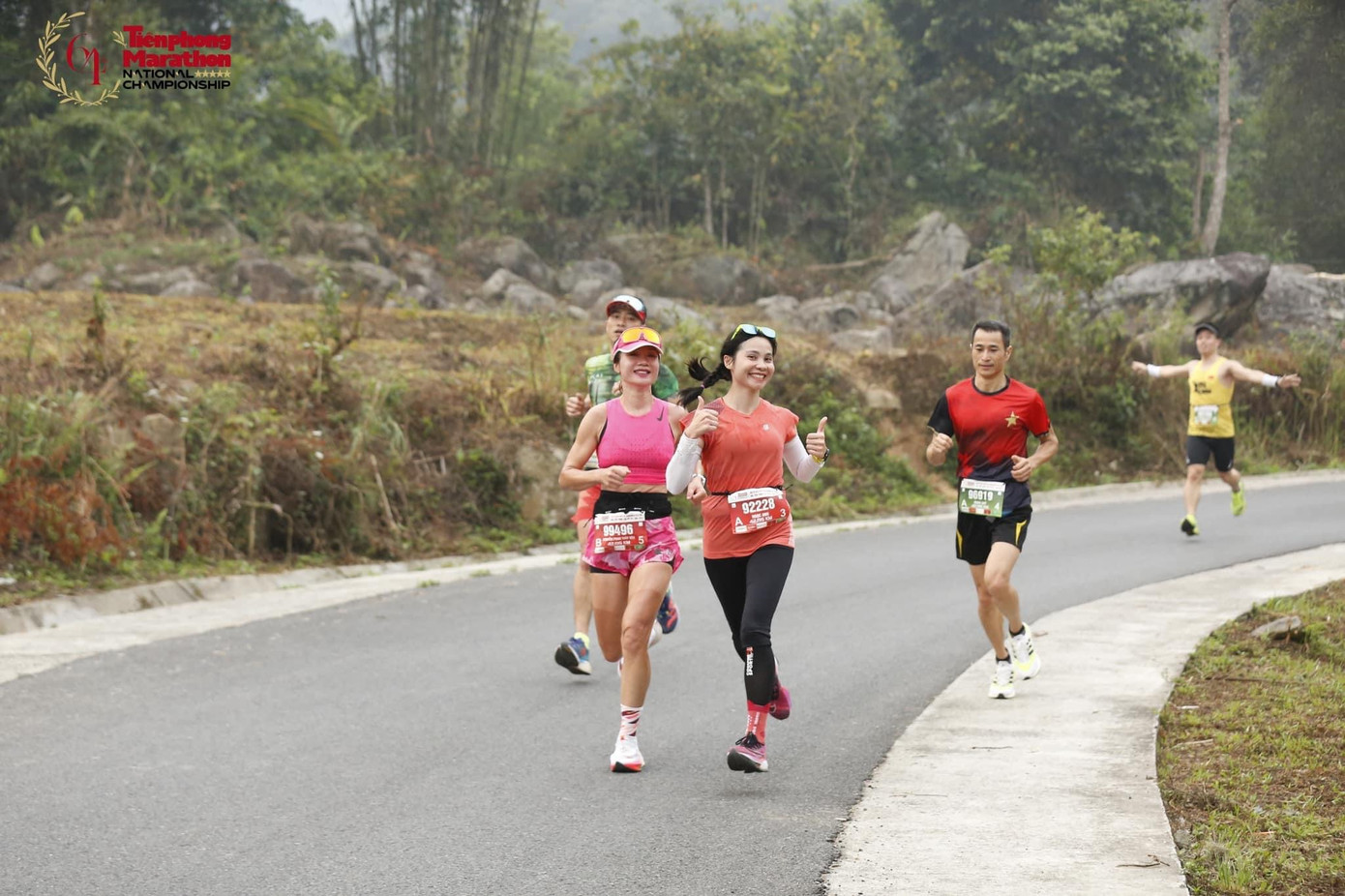Nguyễn Thị Ngọc Anh (BIB: 92228) phía bên phải: &quot;Mình vừa trải qua một giải đấu với những con dốc lên xuống thật sự là khốc liệt. Gần 2 tháng nay, mình bị chấn thương nhưng thật may mắn thay ngày thi đấu đôi chân của lại “ngoan ngoãn” nghe lời chủ nên mình đã có thể vượt qua những con dốc, đèo đó một cách đau đớn và đầy quyết tâm.