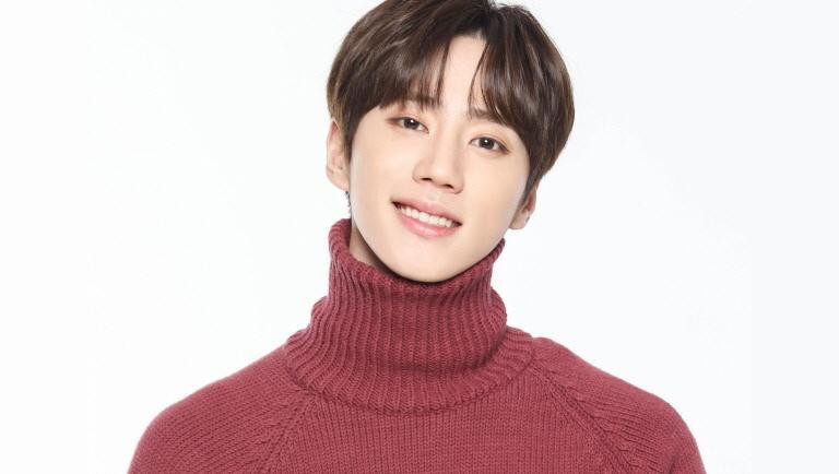 Lee Jun Young sẽ vào vai trưởng nhóm, giọng ca chính và nhà sản xuất Yoon Tae In của LUNA, người đã đi một con đường thành công kể từ khi ra mắt mà không hề sợ hãi hay gặp bất cứ trở ngại lớn nào. Yoon Tae In đã xây dựng cho bản thân một bức tường vô hình mà không ai có thể bước vào, nhưng anh ấy dần dần thay đổi khi bị cuốn vào những sự cố khác nhau liên quan đến bác sĩ “giả” In Yoon Joo. Lee Jun Young sẽ vào vai trưởng nhóm, giọng ca chính và nhà sản xuất Yoon Tae In của LUNA, người đã đi một con đường thành công kể từ khi ra mắt mà không hề sợ hãi hay gặp bất cứ trở ngại lớn nào. Yoon Tae In đã xây dựng cho bản thân một bức tường vô hình mà không ai có thể bước vào, nhưng anh ấy dần dần thay đổi khi bị cuốn vào những sự cố khác nhau liên quan đến bác sĩ “giả” In Yoon Joo.