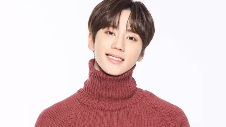 Lee Jun Young sẽ vào vai trưởng nhóm, giọng ca chính và nhà sản xuất Yoon Tae In của LUNA, người đã đi một con đường thành công kể từ khi ra mắt mà không hề sợ hãi hay gặp bất cứ trở ngại lớn nào. Yoon Tae In đã xây dựng cho bản thân một bức tường vô hình mà không ai có thể bước vào, nhưng anh ấy dần dần thay đổi khi bị cuốn vào những sự cố khác nhau liên quan đến bác sĩ “giả” In Yoon Joo.