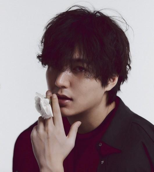 Lee Min Ho vẫn duy trì được đẳng cấp 'người đàn ông đào hoa đẹp hơn hoa' nổi tiếng khắp toàn cầu. Nhân vật trung tâm của F4 đang gây sự chú ý với vai diễn Han-Soo trong Pachinko, sẽ được phát hành vào ngày 25/3. Pachinko là một dự án phim toàn cầu được sản xuất bằng ba thứ tiếng: Hàn Quốc, Nhật Bản và tiếng Anh. Phim mô tả một biên niên sử khó quên về chiến tranh và hòa bình, tình yêu và sự chia ly, chiến thắng và sự phán xét. Lee Min Ho vẫn duy trì được đẳng cấp 'người đàn ông đào hoa đẹp hơn hoa' nổi tiếng khắp toàn cầu. Nhân vật trung tâm của F4 đang gây sự chú ý với vai diễn Han-Soo trong Pachinko, sẽ được phát hành vào ngày 25/3. Pachinko là một dự án phim toàn cầu được sản xuất bằng ba thứ tiếng: Hàn Quốc, Nhật Bản và tiếng Anh. Phim mô tả một biên niên sử khó quên về chiến tranh và hòa bình, tình yêu và sự chia ly, chiến thắng và sự phán xét.