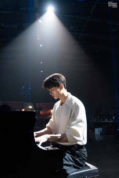 Song Kang đã gặp gỡ người hâm mộ trên toàn thế giới thông qua buổi họp mặt fan toàn cầu Always on Netflix vào ngày 4/3. Song Kang, nhân vật chính của buổi gặp gỡ người hâm mộ toàn cầu đầu tiên trên Netflix và cũng là buổi họp mặt người hâm mộ cá nhân đầu tiên kể từ khi ra mắt, đã dành khoảng 1 giờ 40 phút để trò chuyện và chia sẻ những kỷ niệm đặc biệt với người hâm mộ. Song Kang cũng chuẩn bị một vlog tự quay mình chơi piano bản OST Blooming Story của phim Love Alarm (Cảnh báo tình yêu), thu hút sự cổ vũ 'bùng nổ' từ người hâm mộ. Song Kang đã gặp gỡ người hâm mộ trên toàn thế giới thông qua buổi họp mặt fan toàn cầu Always on Netflix vào ngày 4/3. Song Kang, nhân vật chính của buổi gặp gỡ người hâm mộ toàn cầu đầu tiên trên Netflix và cũng là buổi họp mặt người hâm mộ cá nhân đầu tiên kể từ khi ra mắt, đã dành khoảng 1 giờ 40 phút để trò chuyện và chia sẻ những kỷ niệm đặc biệt với người hâm mộ. Song Kang cũng chuẩn bị một vlog tự quay mình chơi piano bản OST Blooming Story của phim Love Alarm (Cảnh báo tình yêu), thu hút sự cổ vũ 'bùng nổ' từ người hâm mộ.