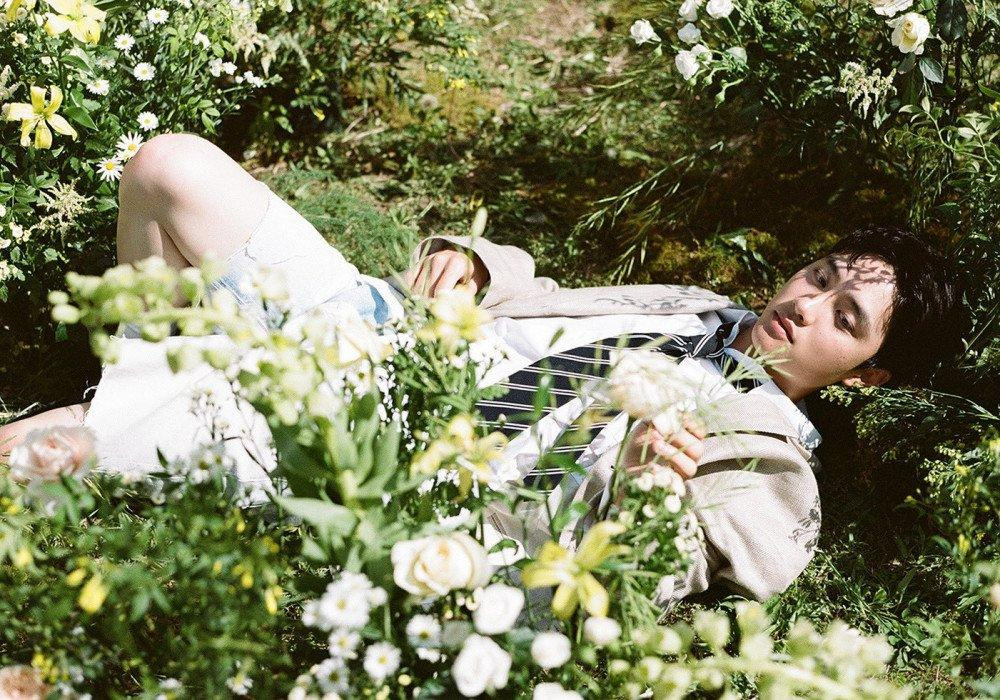 “Em út quyền lực” trong hội bạn thân nổi tiếng của Kim Woo Bin – D.O. (EXO) cũng không thể thiếu trong danh sách này. Hoạt động đầu tiên sau khi xuất ngũ của anh chàng đó chính là phát hành album solo đầu tiên trong sự nghiệp Rose. Truyền thông Hàn tiết lộ, D.O. “im hơi lặng tiếng” là để chuẩn bị cho sự trở lại màn ảnh vô cùng “hoành tráng” với tận 3 tác phẩm: Secret, The Moon và Along with the Gods 3. D.O. là một trong những thần tượng vô cùng hiếm hoi có được sự công nhận như diễn viên thực thụ từ giới phê bình nghệ thuật.