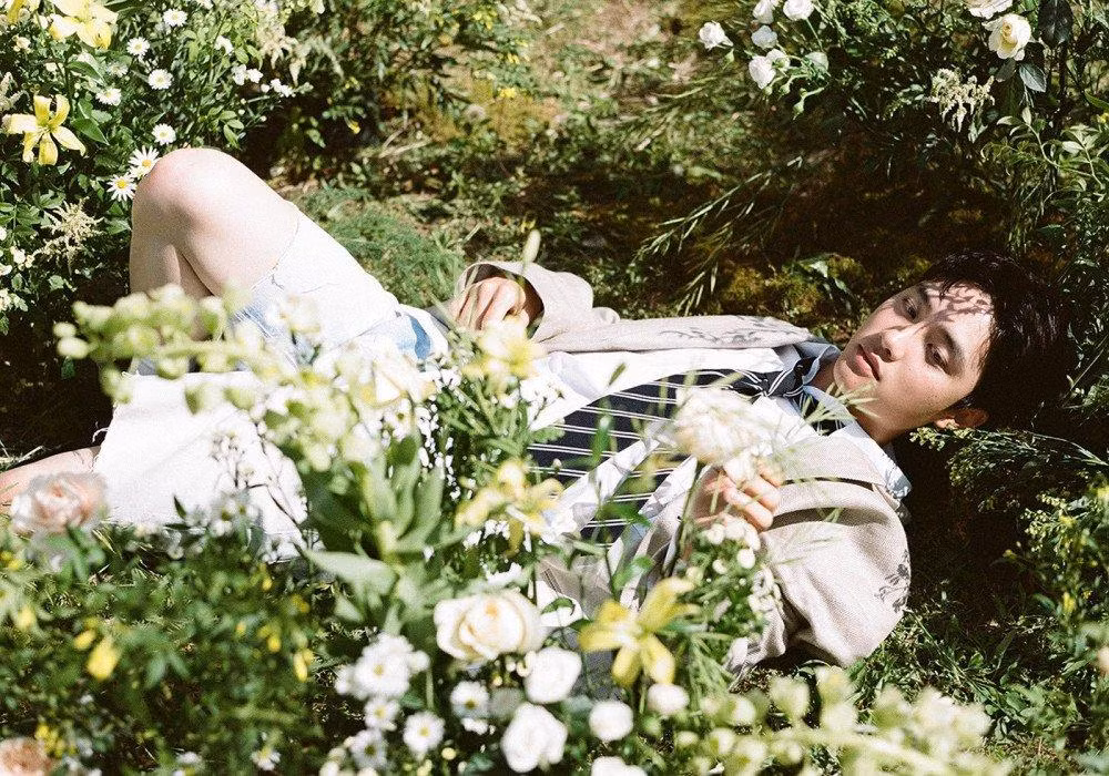 “Em út quyền lực” trong hội bạn thân nổi tiếng của Kim Woo Bin – D.O. (EXO) cũng không thể thiếu trong danh sách này. Hoạt động đầu tiên sau khi xuất ngũ của anh chàng đó chính là phát hành album solo đầu tiên trong sự nghiệp Rose. Truyền thông Hàn tiết lộ, D.O. “im hơi lặng tiếng” là để chuẩn bị cho sự trở lại màn ảnh vô cùng “hoành tráng” với tận 3 tác phẩm: Secret, The Moon và Along with the Gods 3. D.O. là một trong những thần tượng vô cùng hiếm hoi có được sự công nhận như diễn viên thực thụ từ giới phê bình nghệ thuật.