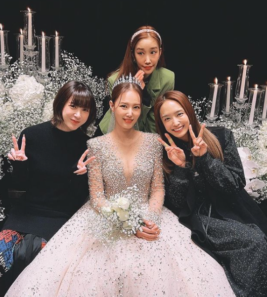 Trong ảnh, các thành viên nhóm Jewelry tập trung tại phòng chờ cô dâu. Cô dâu Kim Eun Jung khoe vẻ đẹp &apos;mặn mà&apos; trong chiếc váy đính đầy trang sức sặc sỡ. Thật &apos;ấm áp&apos; khi thấy họ tiếp tục tình bạn ngay cả khi đã &apos;tan rã&apos;.